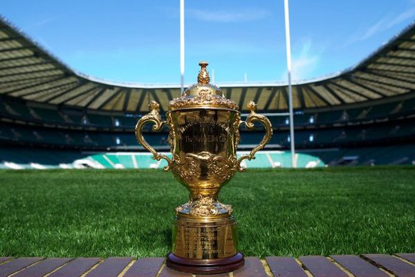L'équipe qui remportera la Coupe du Monde de rugby se verra remettre la Webb Ellis Cup.