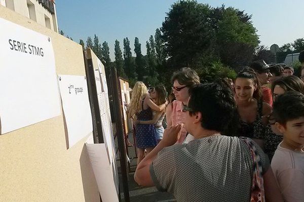 Ce matin, les lycéens massés devant le tableau d'affichage des résultats - cité scolaire Jean-Baptiste Darnet à Saint-Yrieix-la-Perche.