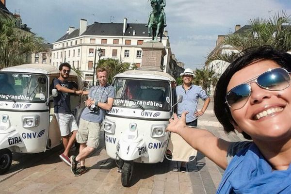 Les blogueurs place du Martroi avant de reprendre la route vers Châteauneuf-sur-Loire