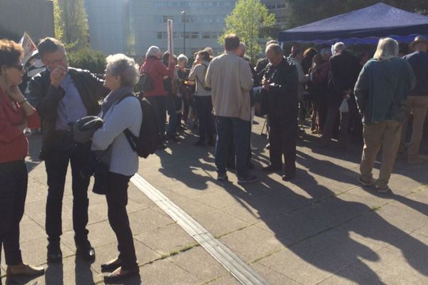 Des opposants à l'installation de compteurs Linky sont venus apporter leur soutien aux plaignants devant le tribunal correctionnel de Rennes