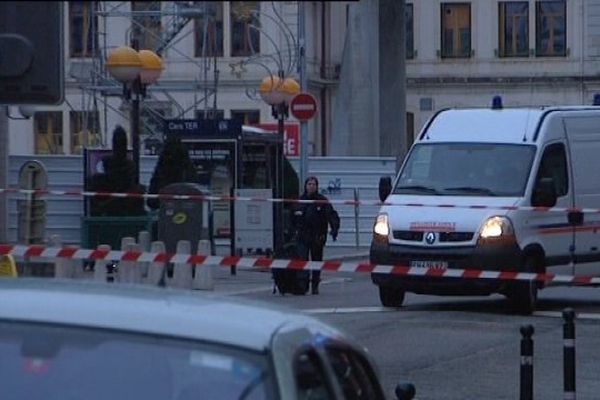 A la fin de l'alerte, une policière avec la valise