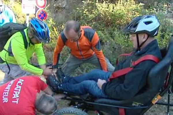 Au col de Gradella, des personnes à mobilité réduite peuvent pratiquer le Cimgo une fois par mois. 