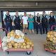 Saint-Gilles (Gard) - les gendarmes saisissent les fruits et légumes d'un vendeur à la sauvette - 29 août 2024.