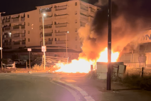 Des feux allumés au pied des immeubles dans le quartier de la Médoquine à Talence dans la nuit du 29 au 30 juin 2023.