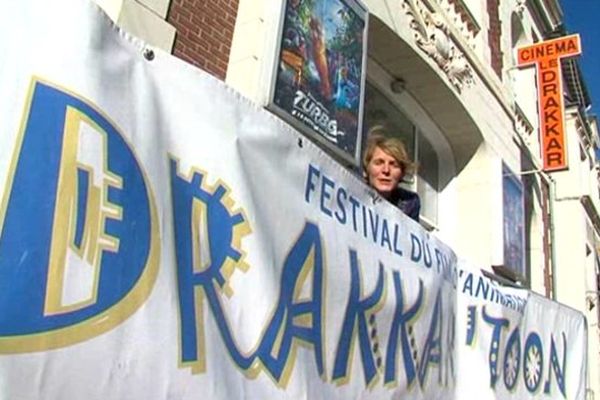 Pauline Latrouitte devant le cinéma Le Drakkar à Dives-sur-Mer