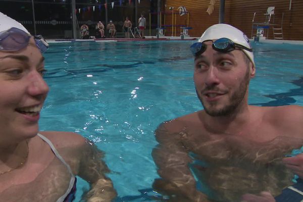 Cloé Vercoutère et Yannick Dartial dans le bassin d'entrainement à Bordeaux avant les Mondiaux de natation synchronisée.