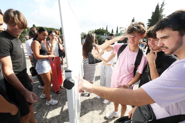 Quel est le lycée avec ayant obtenu le plus de mentions en région Provence-Alpes ?