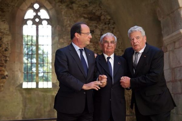 Robert Hebras, rescapé du massacre d'Oradour-sur-Glane, lors de la visite des présidents Hollande et Gauck le 4 septembre 2013