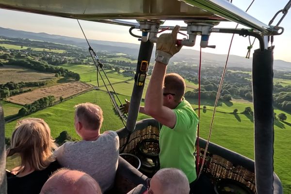 Dans le Puy-de-Dôme, plusieurs prestataires proposent des vols en montgolfière.