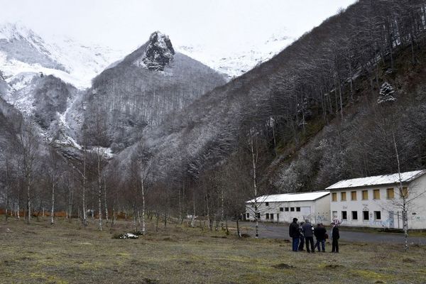 Une photo prise en avril 2016, devant les anciens bâtiments de la mine de tungstène de Salau en Ariège.