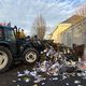 Au Mans, des agriculteurs en colère ont déversé des papiers et une souche d'arbre  et du bois devant les administrations pour illustrer leur ras-le-bol des normes environnementales et de la paperasse.