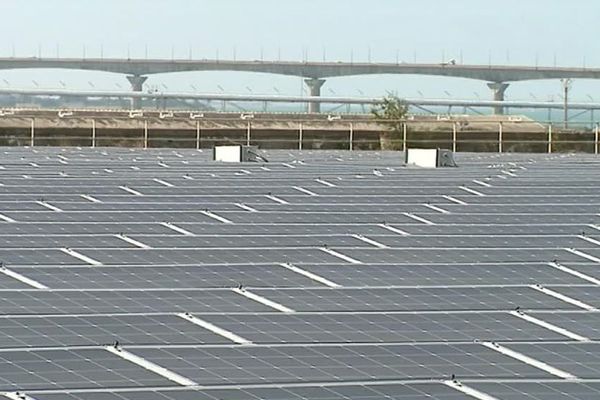 7600 panneaux solaires ont été installés sur les 15 000 m2 du toit de la base sous-marine de La Pallice à La Rochelle.