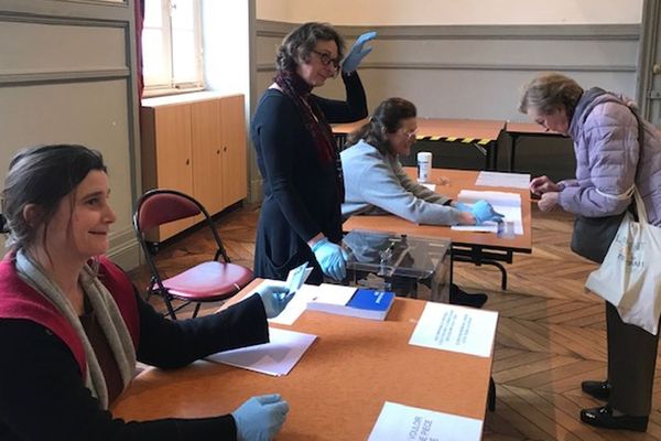 A Auray, ville de cluster dans le Morbbihan, les bureaux de vote ont du s'adapter à l'épidémie de coronavirus 