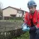 PFAS : tous les puits de forages de la communauté de communes du Pilat Rhodanien sont contaminés. Aussi, Alexandre Bouché
technicien de maintenance, de la Saur (chargée de la distribution de l'eau) est-il chargé tous les mois de réaliser des prélèvements d'eau souterraine dans chaque puit de captage. L'objectif : quantifier la pollution aux PFAS