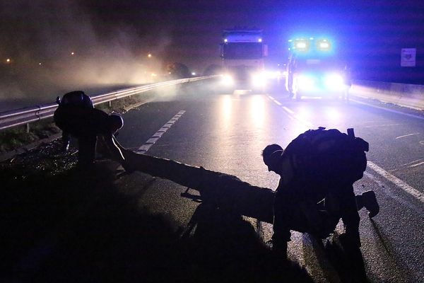 C'est lors d'un envahissement de la chaussée, pour y déposer des barrages, que les deux migrants ont été percutés par une voiture (illustration).