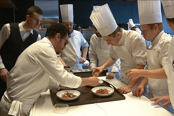 César Troisgros en cuisine pour le premier service de la maison désormais installée à Ouches (42)