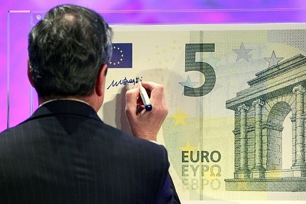 Le nouveau billet de 5 euros est mis en circulation jeudi 2 mai 2013