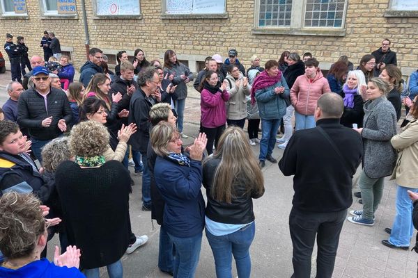 Contre la fermeture du lycée de Chamblanc un rassemblement avait eu lieu le 11 avril devant l'établissement.