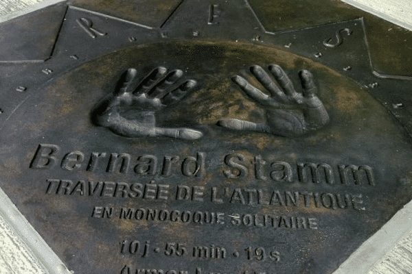 Les mains de Bernard Stamm immortalisées sur le "Walk of Fame" de Brest, (29), dédié aux marins d'exception.