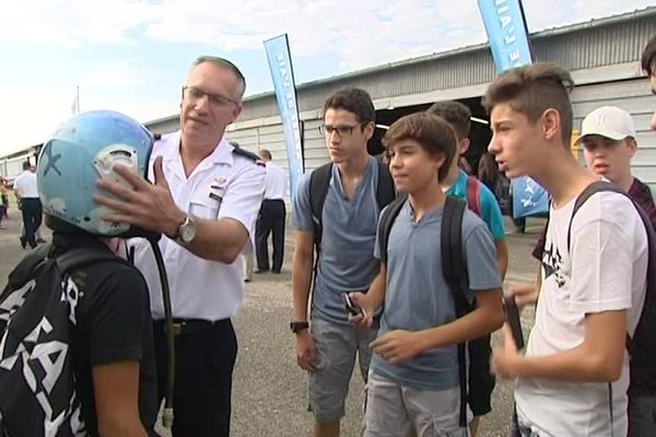 Les jeunes ont pu enfiler les casques des pilotes de chasse