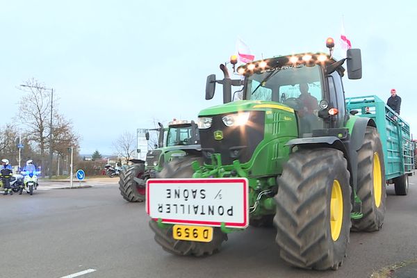 Un panneau retourné sur un tracteur lors d'une manifestation d'agriculteurs à Dijon (Côte-d'Or), le 15 décembre 2023.