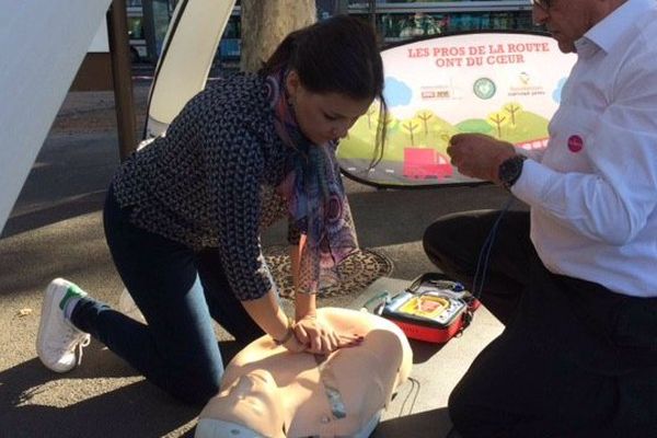 50 000 personnes meurent chaque année d'un arrêt cardiaque en France. Seulement 7,5 % des victimes sont sauvées. D'où l'importance de l'initiation aux gestes de premier secours.