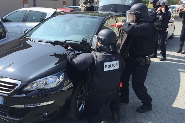 Une dizaine de policiers simulent une attque terroriste au Mans le 8 juin 2016