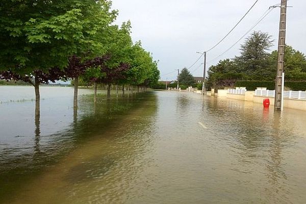 Tréclun (21), toujours sous les eaux ce lundi 6 mai 2013