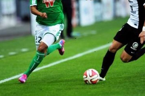 Ballon très disputé sur la pelouse du chaudron de  Geoffroy-Guichard...