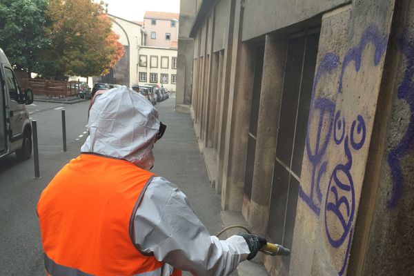 A Clermont-Ferrand, les professionnels arpentent les rues et pulvérisent les tags jugés trop nombreux par la municipalité.