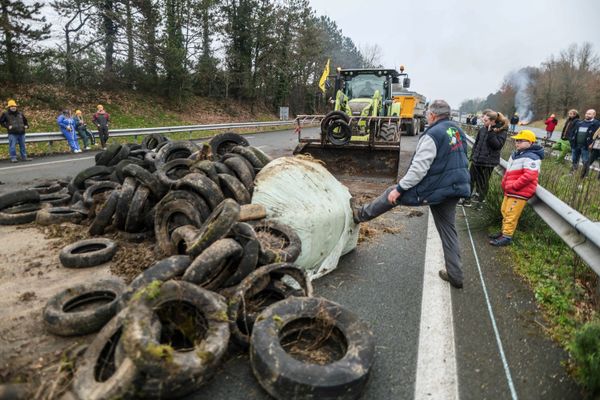 Blocage et manifestation des agriculteurs lot-et-garonnais sur l'autoroute A62 (25/01/2024)