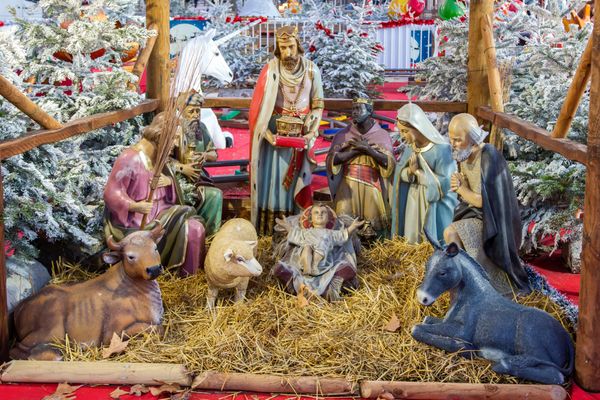 Chaque année à l'approche des fêtes de fin d'année, les mairies RN de Beaucaire, Béziers et Perpigan installent des crèches dans leurs locaux et sont attaquées pour non-respect du principe de laïcité. Cette année, le  tribunal administratif de Montpellier n'examinera plus les procédures d'urgence. (Crèche Béziers 2022)