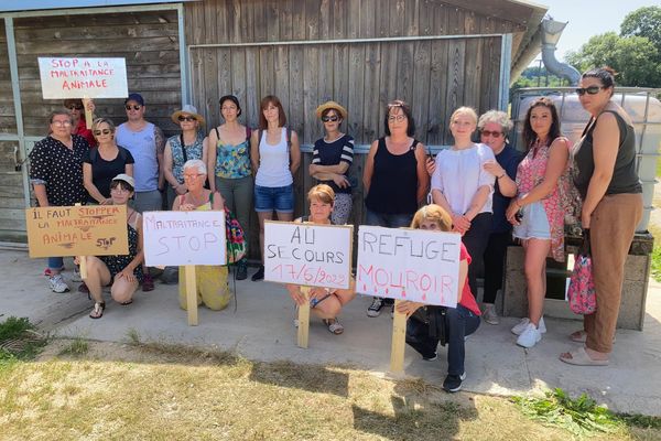 Une vingtaine de bénévoles étaient mobilisés pour demander l'évacuation des chiens présents dans la structure à l'arrière.