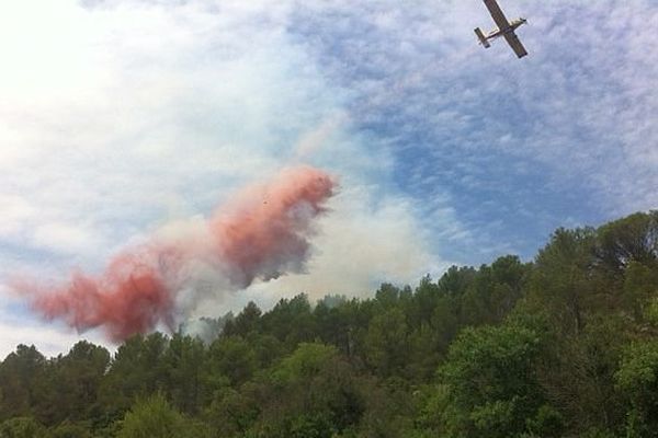 Grabels (Hérault) - un avion largue du retardant sur l'incendie - Archives