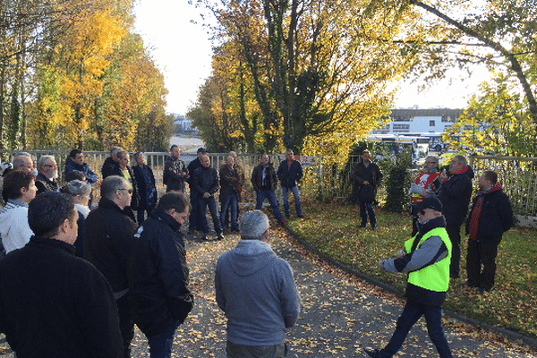 Des salariés grévistes de la CTRL devant le dépôt de Lorient ce matin.