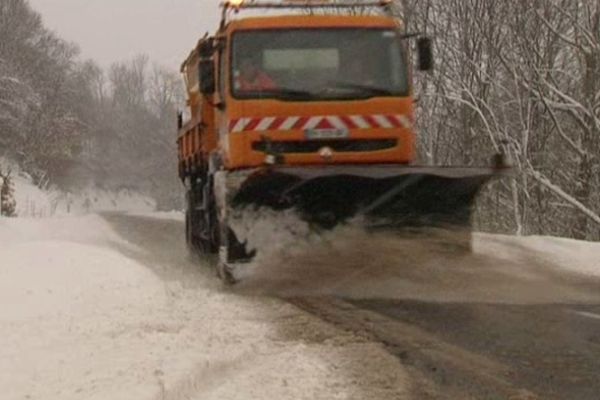 Les conditions de circulation restent délicates sur les routes d'Auvergne. 