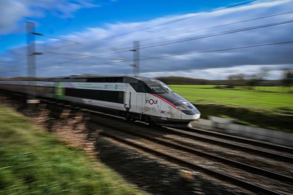 Un TGV Inoui (Paris-La Rochelle) au niveau de la commune de Chambon. (Illustration)