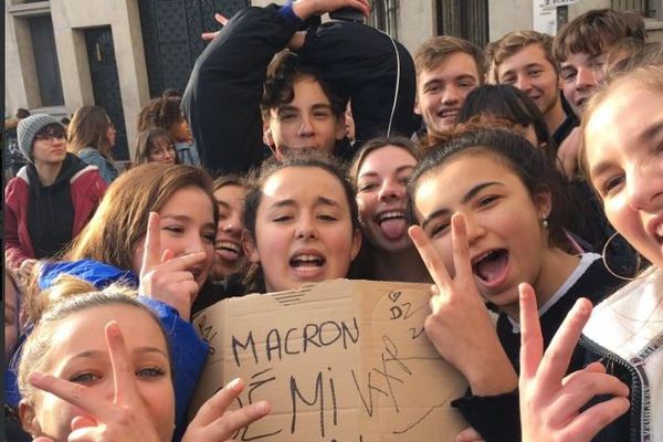 "Macron démission". Les lycées de Besançon sont dans la rue. 