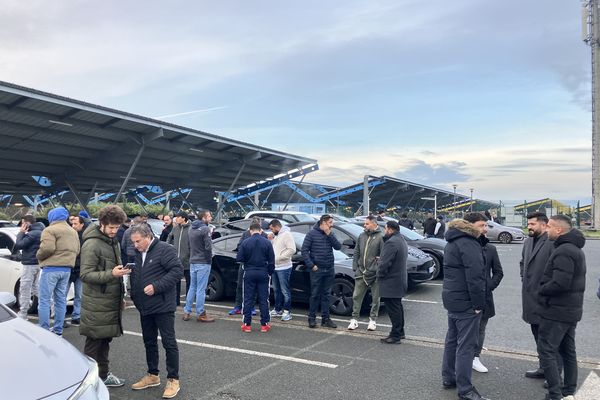 Plusieurs centaines de VTC rassemblés à Bordeaux-Lac avant leur mobilisation devant la gare ce mardi 3 décembre.