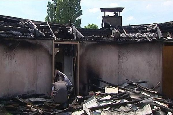 Ce sont les toitures d'un îlot, rue Verhaeren à Maubeuge, qui sont parties en fumée