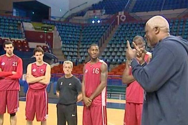 Mathieu Bisséni, l'ancien capitaine de l'Elan Béarnais, est venu à l'entraînement prodiguer quelques conseils de dernière minute.