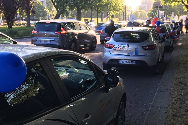 Des auto-écoles manifestent porte d'Auteuil, à Paris, le 18 avril 2017.