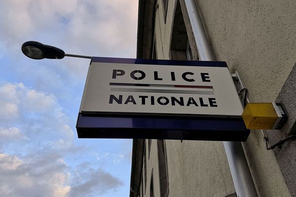 En prenant rendez-vous avec une escorte girl, un homme s'est retrouvé face à un homme armé d'un couteau qui lui a extorqué de l'argent. 