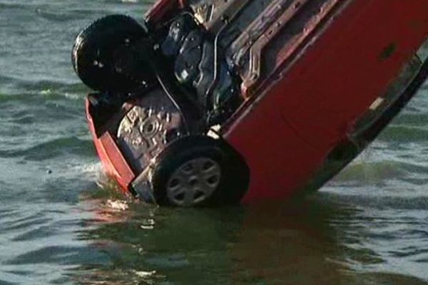 Une voiture échoue dans le port de Canet (66) samedi 24 janvier 2015. Le conducteur décède, sa passagère est sauvée.