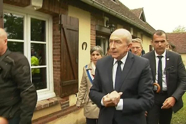 Le ministre de l'Intérieur rencontre les habitants sinistrés par les inondations