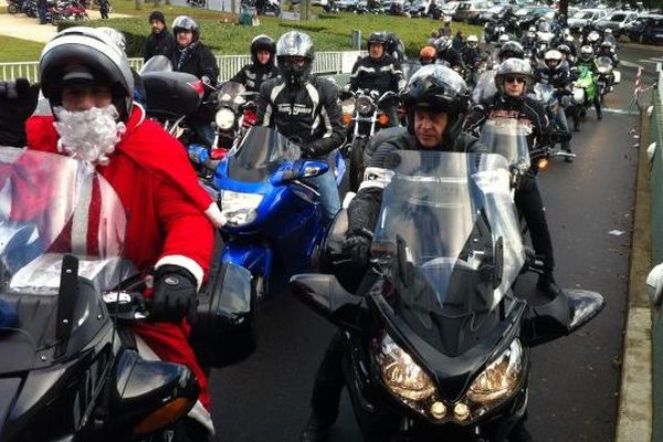 120 motards venus du Loir-et-Cher et d'Indre-et-Loire arrivent au centre hospitalier de Blois pour distribuer des cadeaux aux enfants hospitalisés.