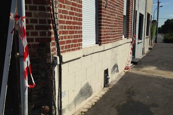 Au premier plan, la maison des voisins, en retrait, la maison de la grand-mère des deux personnes fauchées. Rue Victor Hugo à Leers. 