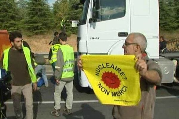 le blocage d'un camion chargé d'uranium à la sortie de la Comurhex, le 12 septembre 2013 près de Narbonne.