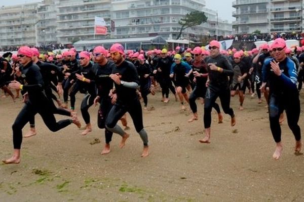 Tous à l'eau et sous l'averse pour le tri-relais entreprises du triathlon Audencia La Baule