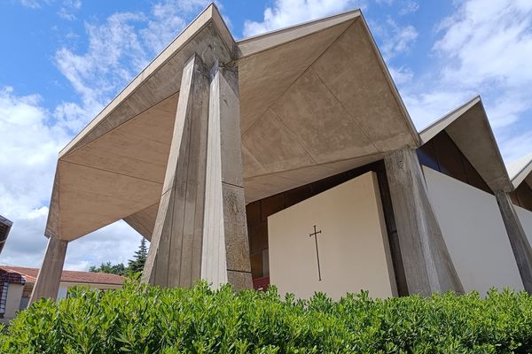 C'est dans le sous-sol de cette église qu'un "centre d'accueil" pourrait voir le jour. Plusieurs riverains et la mairie s'y opposent.